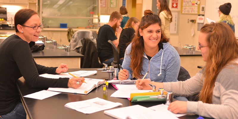 Students in a science classroom at SCC.